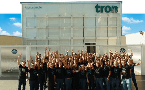 Equipe Tron em frente ao prédio da empresa